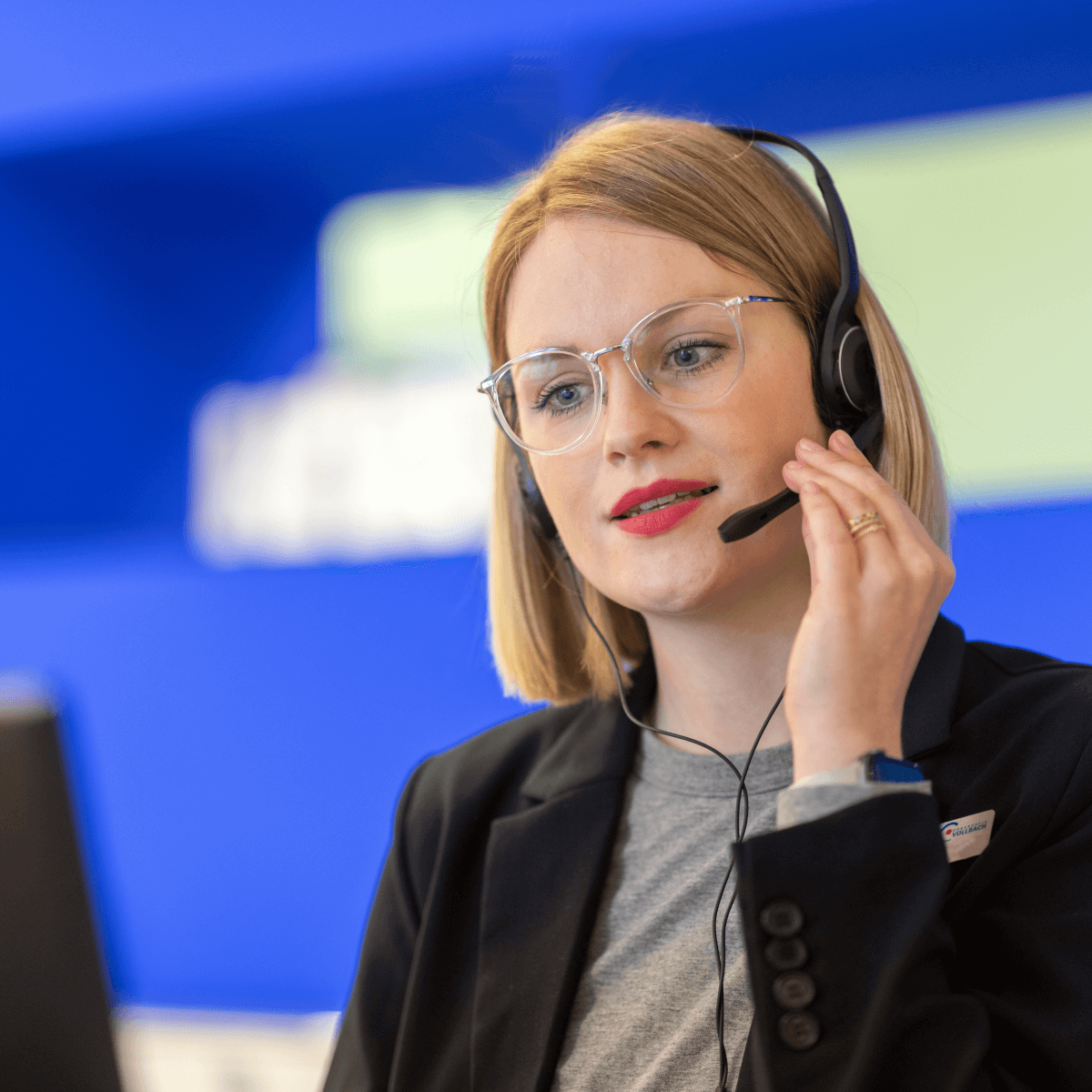 Hörakustikerin macht telefonischen Kundenservice